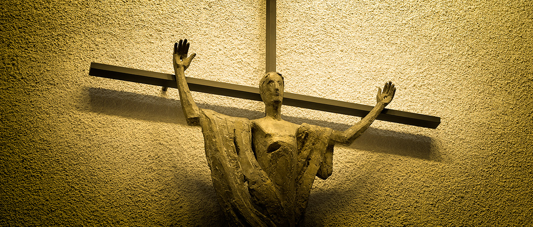 Bild des grossen Kreuzes über dem Altar