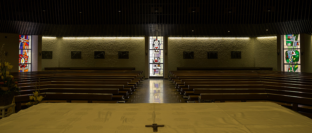 Bild der Kirchenbänke aus der Sicht des Pfarrers