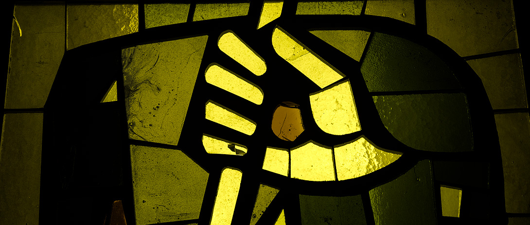 Bild eines Glasfenster in der Kirche