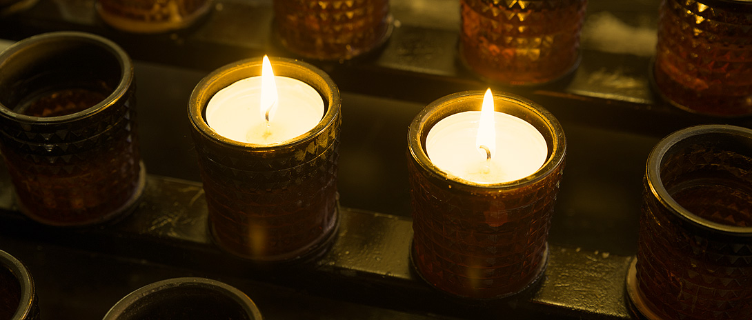 Bild eines Kerzenständers mit zwei brennenden Kerzen